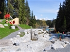Grosser Kinderspielplatz am Laaxersee Sicht über den grossen Spielplatz beim Caumasee