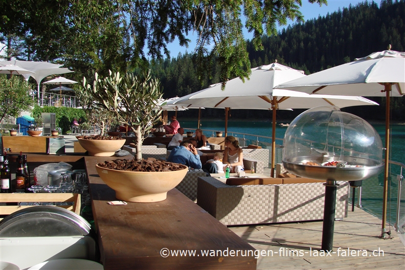 Gäste in der Botanic-Lounge am Ufer des Caumasees