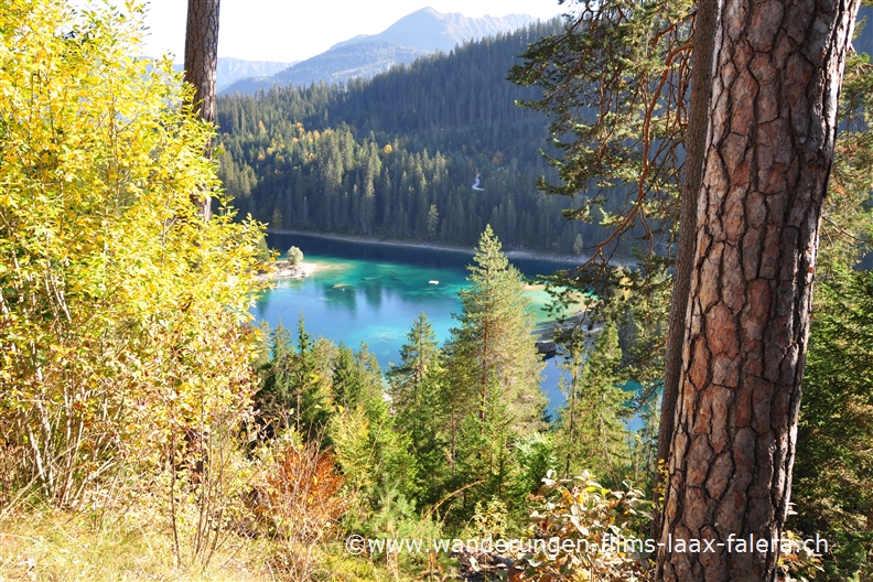 Fantastischer Blick hinunter zum Caumasee.