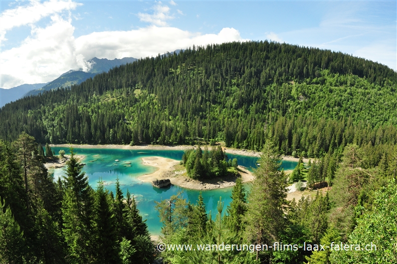 Caumasee inmitten des Flimser Grosswaldes mit niedrigem Wasserstand