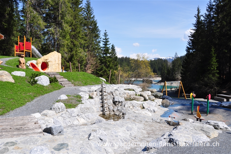 Sicht über den grossen Kinderspielplatz beim Caumasee (Badesee) 