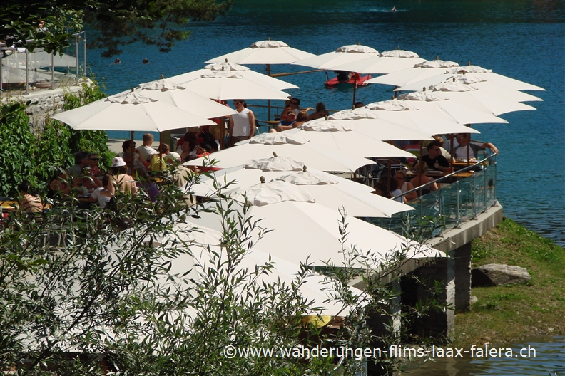 Das Restaurant hat eine grosse Sonnenterrasse und liegt direkt am Caumasee.