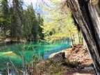 In vielen fantastischen Frben schimmernder Crestasee bei Trin / Flims im Kanton Graubünden.