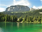 Hinter dem Crestasee ragt der Flimserstein in den Himmel.