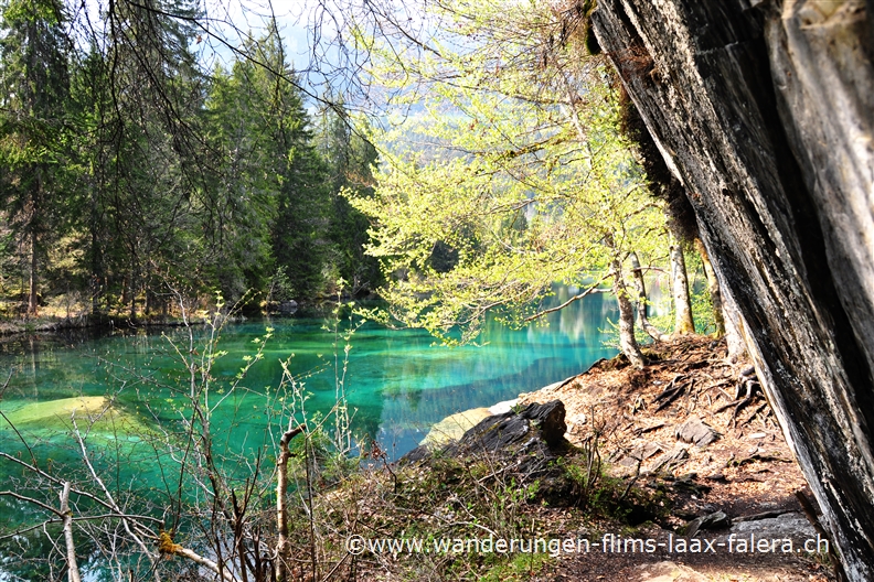 In vielen fantastischen Frben schimmernder Crestasee bei Trin / Flims im Kanton Graubünden.