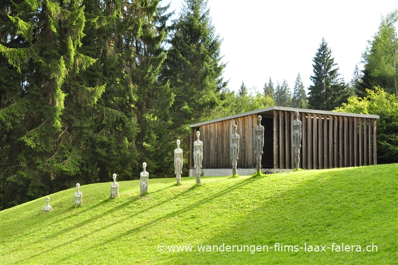 Einige der am Crestasee ausgestellten Skulpturen des Künsterls Claudio Caprez.