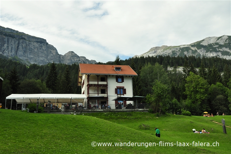 Gasthaus und Restaurant etwas zurückversetzt zum Ufer des Crestasees (GR).