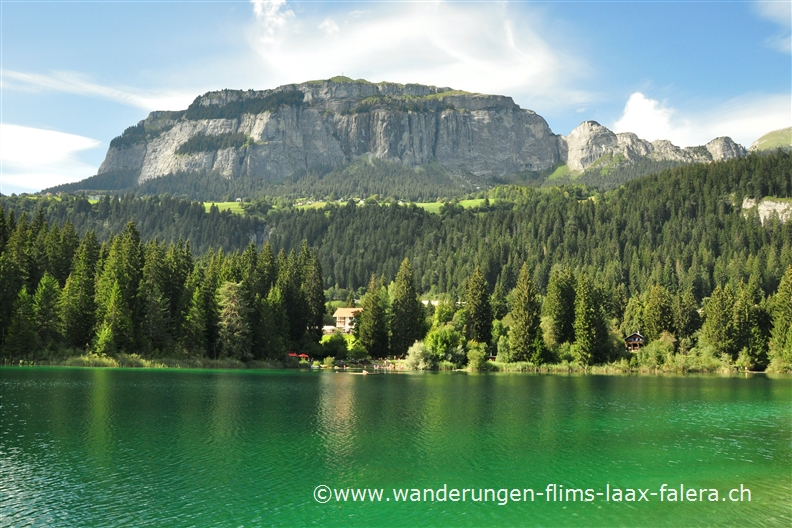 Hinter dem Crestasee ragt der Flimserstein in den Himmel.