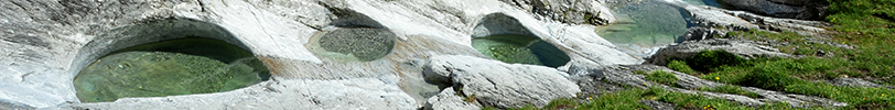 Treppenstufig angeordnete Gletschermühlen in der Nähe der Alp Mora, Gemeinde Trin