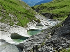 Wie an einer Schnur aufgereite Gletschermühlen (Trin - Alp Mora)