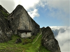 Schäferhütte am Wanderweg von Bargis zu den Gletschermühlen Trin auf der Alp Mora