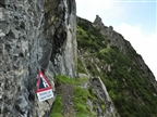 Warntafel - Achtung Steinschlaggefahr