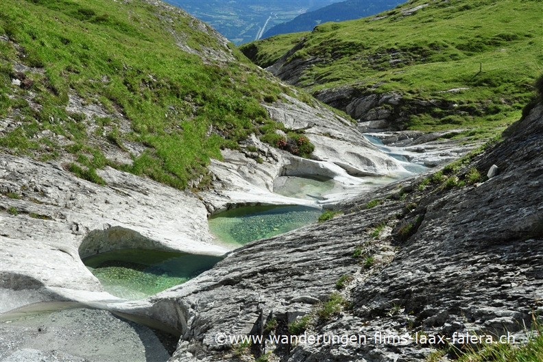 Wie an einer Schnur aufgereite Gletschermühlen (Trin - Alp Mora)