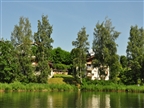 Blick über den Laaxersee zur Ferienwohnung im Casa al Lag