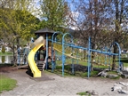 Kinderspielplatz mit Rutsche am Ufer des Laaxersees