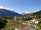 Aussicht über den Laaxersee - Im Hintergrund Laax-Dorf.