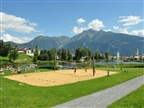 Kinder spielen Beachvolleyball am Laaxersee