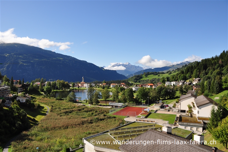 Aussicht über den Laaxersee - Im Hintergrund Laax-Dorf.