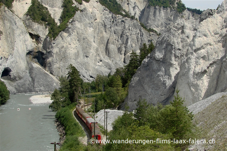 Eisenbahnfahrt durch den Vorderrhein bei Versam