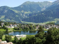 Laaxersee inmitten Laax-Dorf